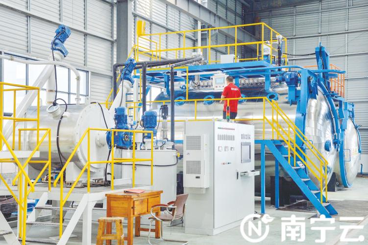 广西明电电气股份有限公司电力设备生产基地内,生产线高效运转.